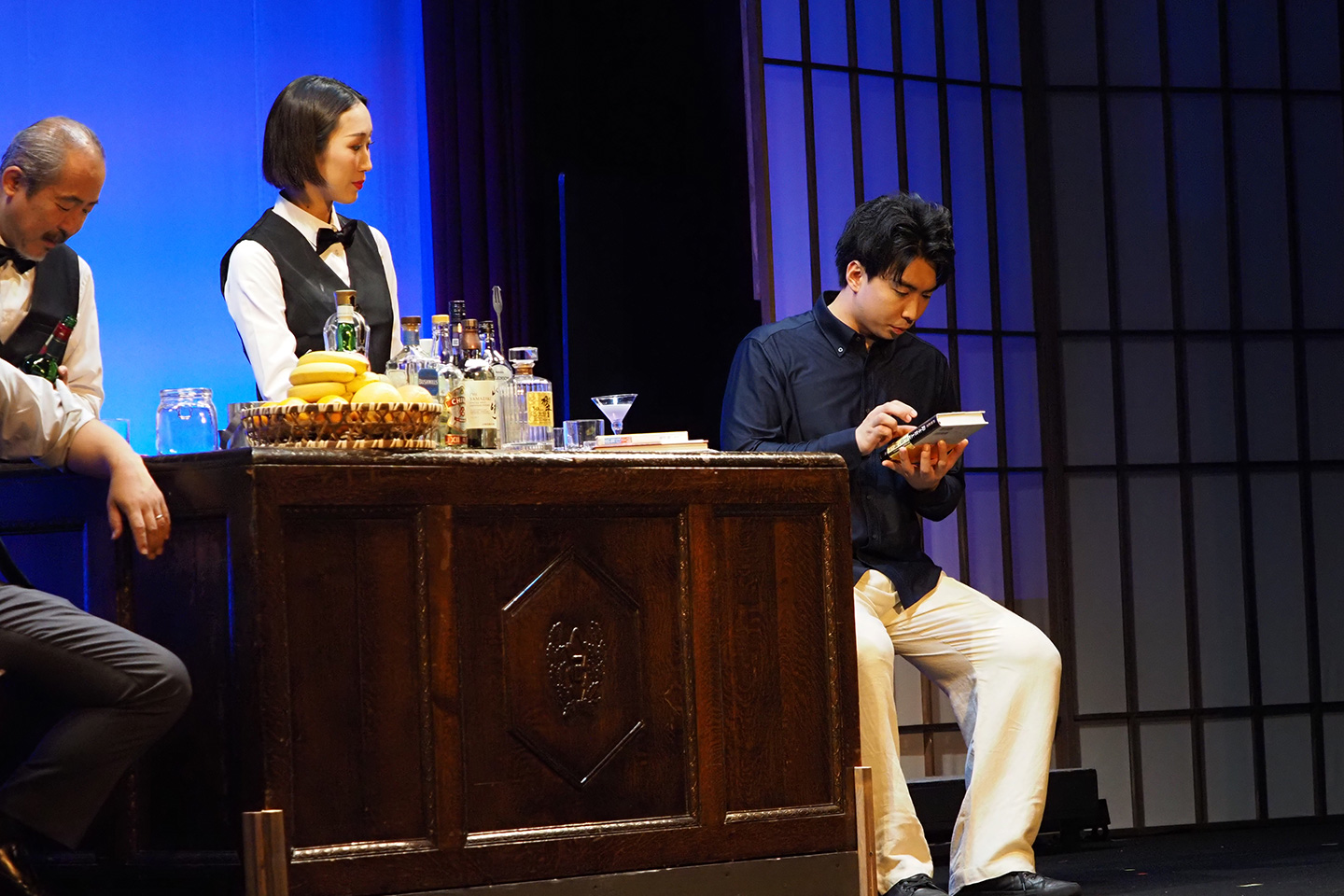 想いを寄せている女性のBarで貫太郎の本を見つける悠人
